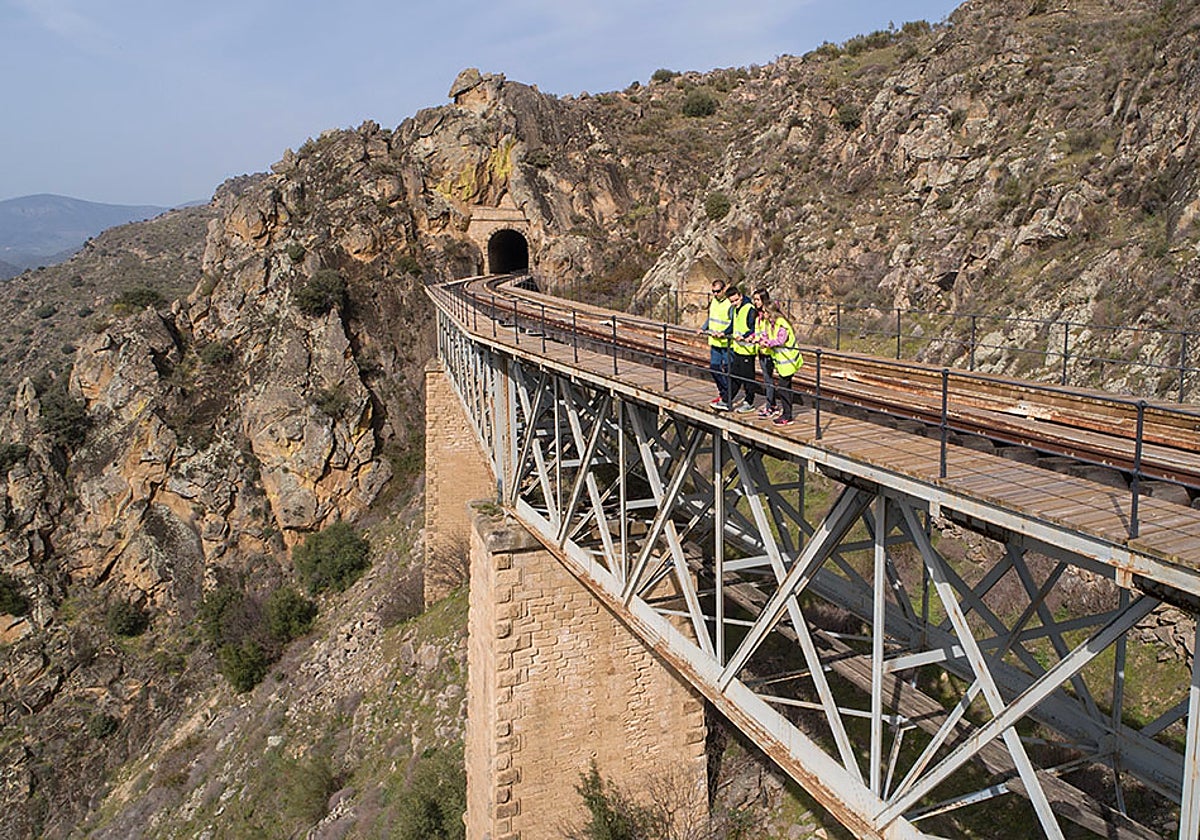El Camino de Hierro recorre una parte de la antigua vía férrea entre La Fregeneda y Vega Terrón.