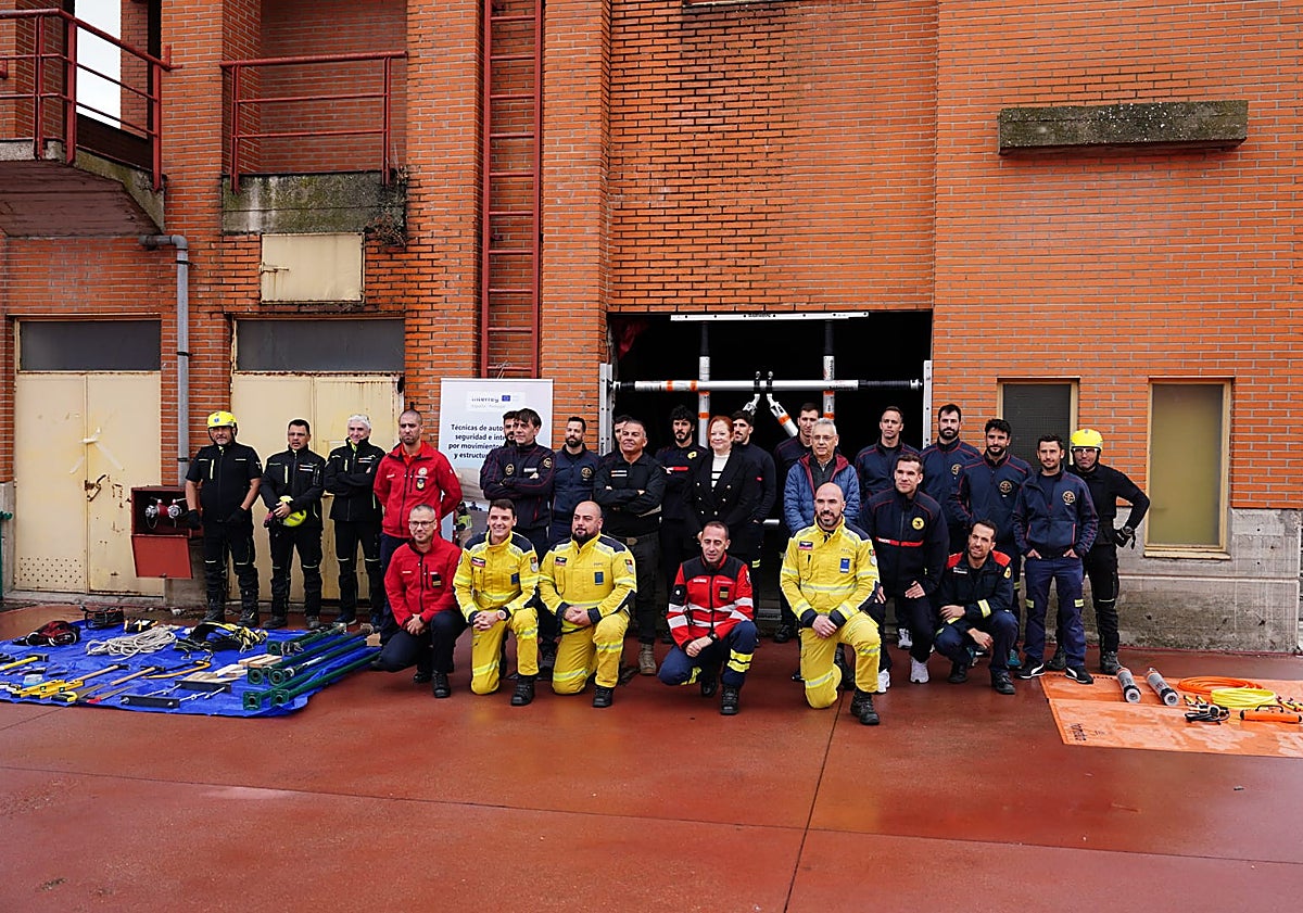 Imagen principal - La   directora general de la Agencia de Protección Civil y Emergencias, Irene Cortés, juntos los bomberos participantes en el curso 'Estructuras colapsadas' en el parque de Bomberos de Salamanca.