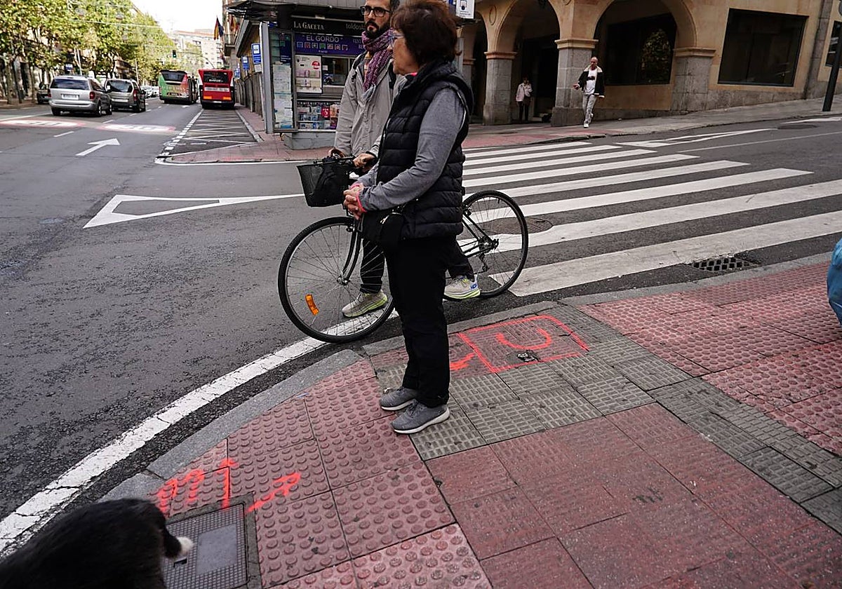 Marcas en el suelo en en cruce entre Gran Vía y la cuesta de Sancti Spiritus.