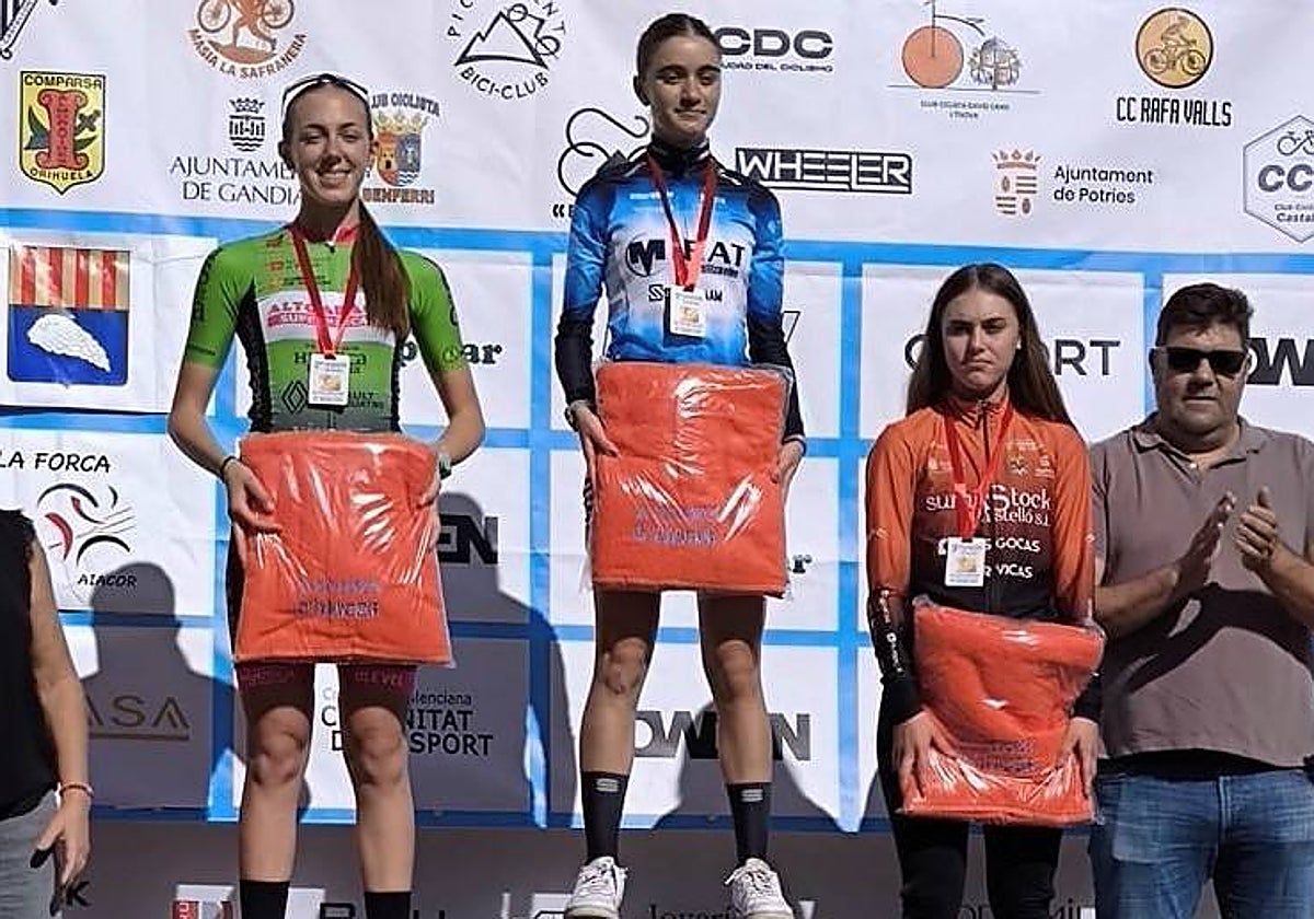 Carla Bañuls en el primer escalón del podio del Challenge de la Comunidad Valenciana de ciclocross.