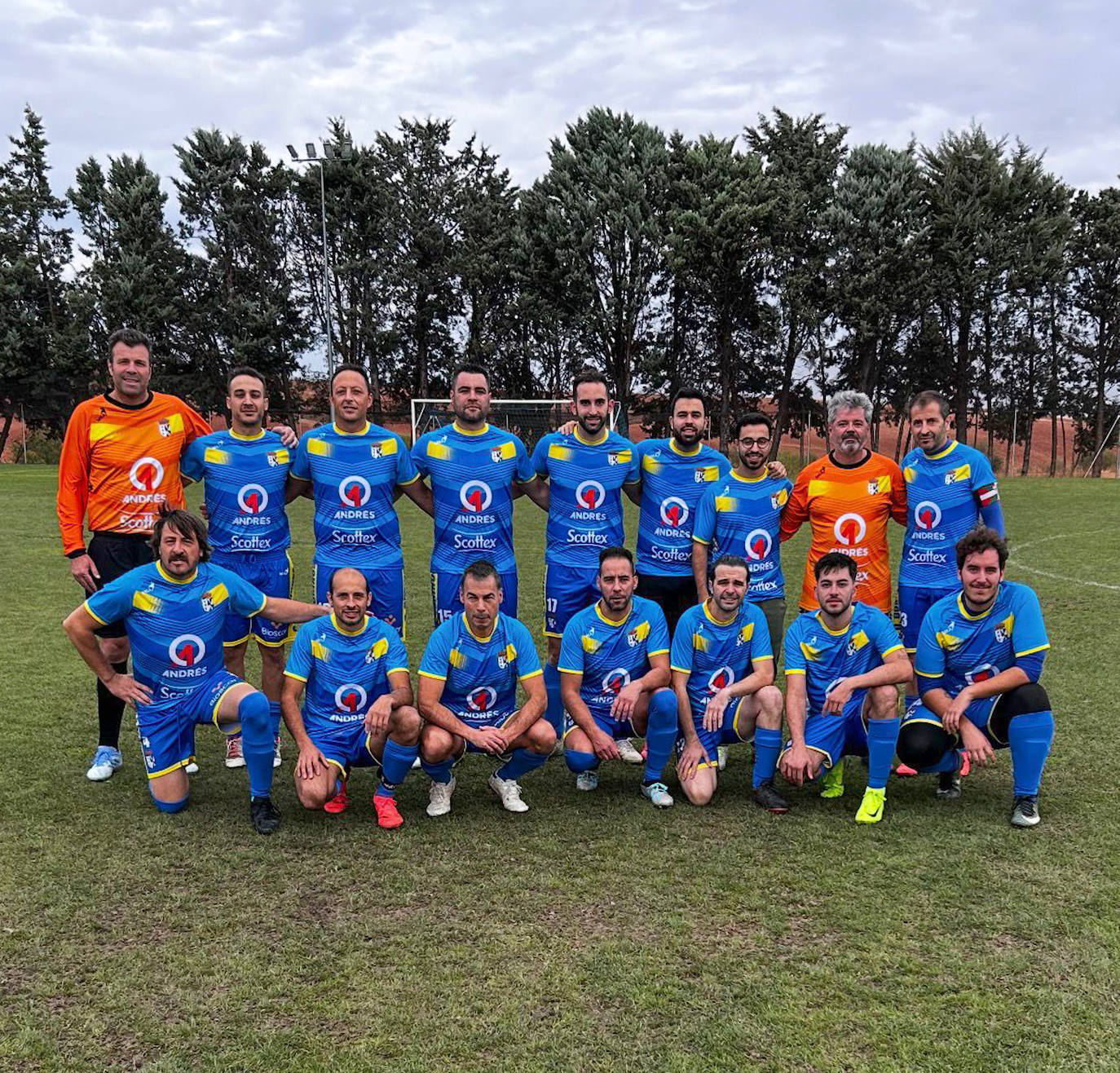 Arriba (de izquierda a derecha): Requena, Christian, Bujy, Víctor, Pablo, Sergio, Álvaro, Lolo y Juan Antonio. Abajo (de izquierda a derecha): Roberto, Raúl, David, Jacin, Pepe, Mario y Mario.