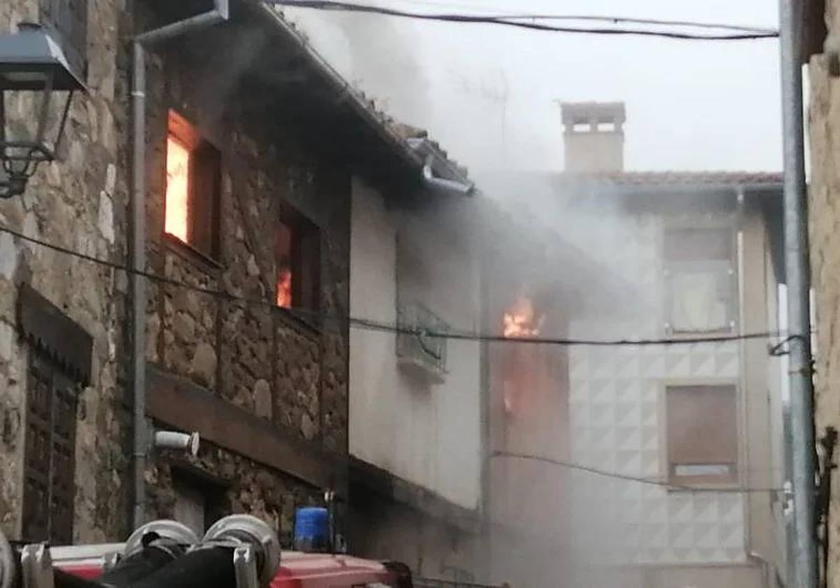Imagen de una de las viviendas afectadas por el incendio de Villanueva del Conde ardiendo.