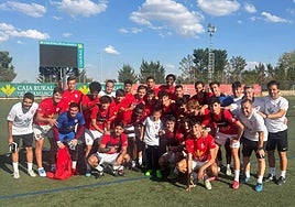 El joven Fernando junto a los jugadores de la primera plantilla del Santa Marta.