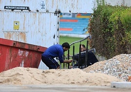 Manuel Vicente y Óscar Albo pintando el nuevo pasamanos de la puerta de acreditaciones.