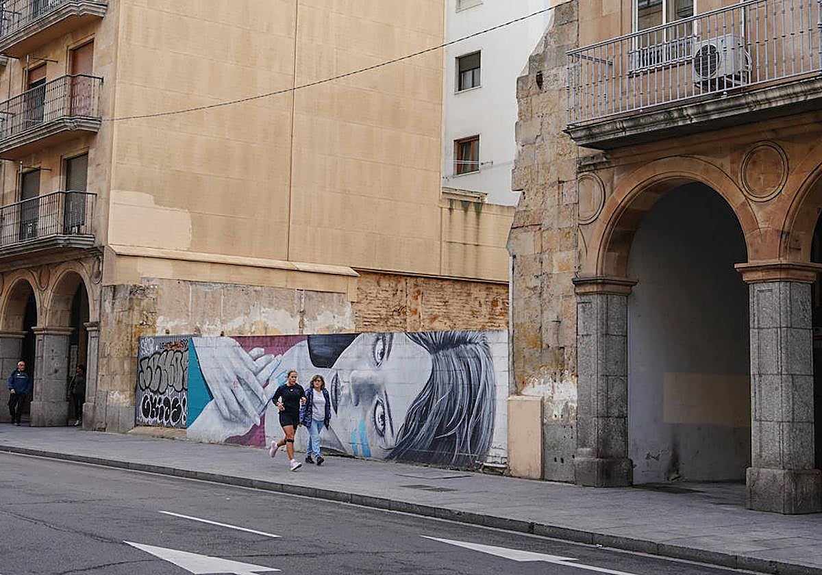 Muro del solar en el que se construirá el nuevo edificio de la Gran Vía.