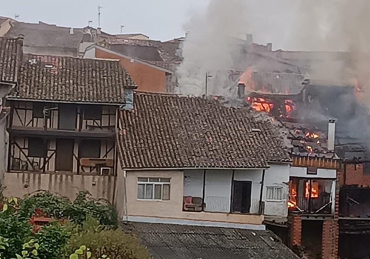Imagen de un virulento incendio registrado en Villanueva del Conde.