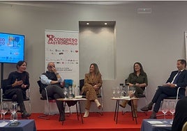 Pilar Fernández de Troconiz Tapia, Gustavo Chillón Lorenzo, Eva Gamazo Pérez y Judith Fernández Jáñez, junto a David Monaguillo, el moderador.