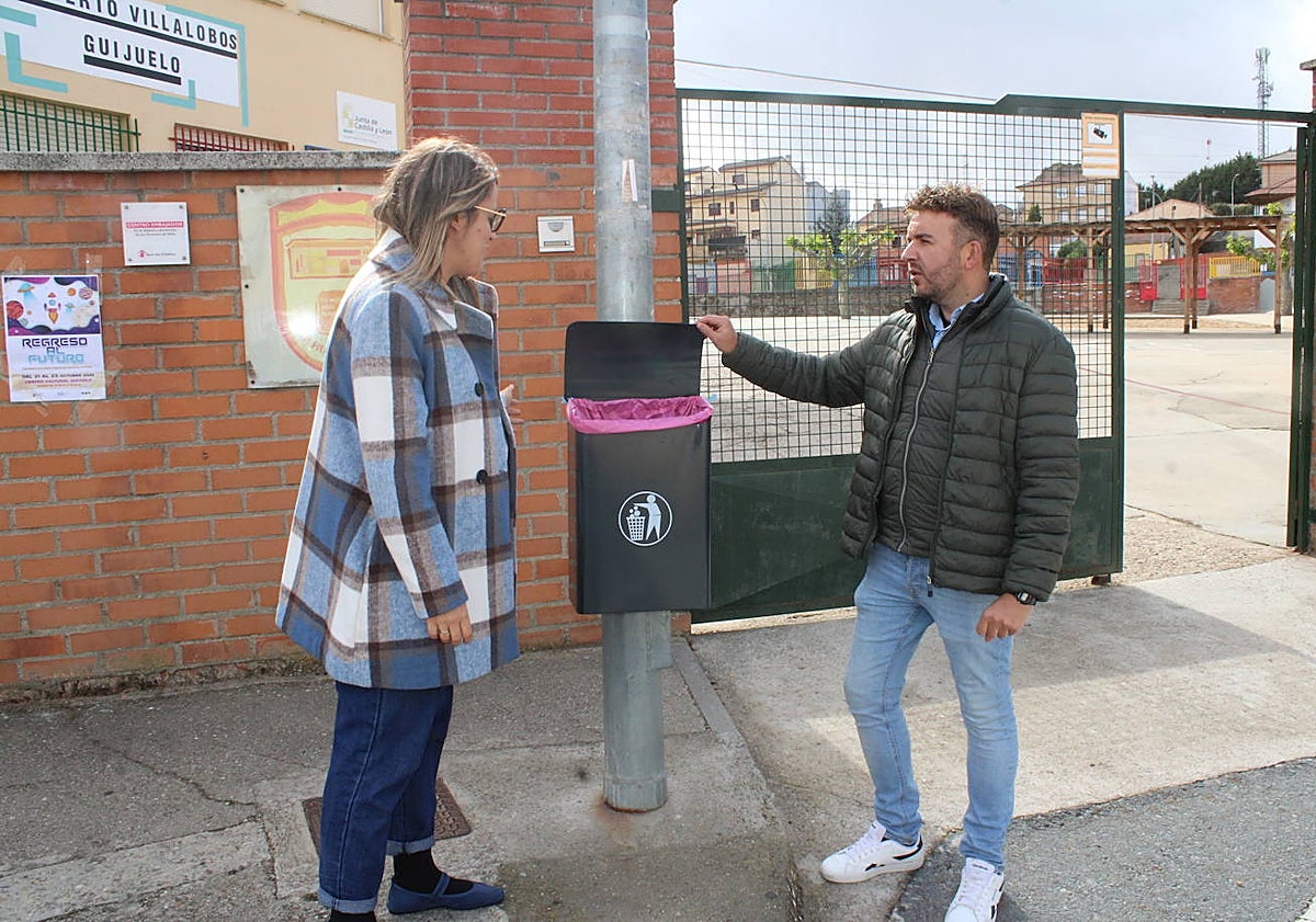 Imagen principal - Los ediles muestran una de las papeleras instaladas.