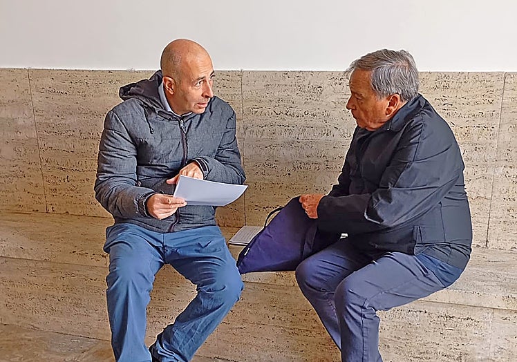 Nicola Gori y Guillermo Gómez, conversando.