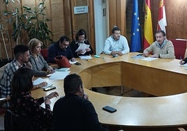 Sesión plenaria en el Consistorio de Aldeatejada.