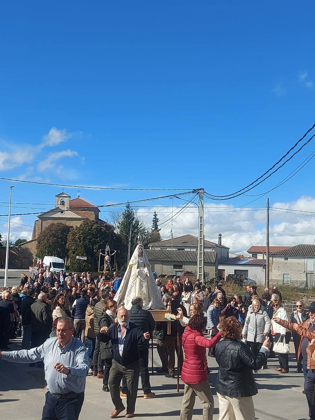 Procesión con bailes con la Virgen y el Cristo de la iglesia. La ermita del Santo Cristo de Hornillos, al fondo.