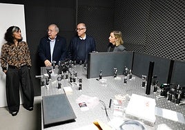 Fase avanzada de la construcción del sistema de pinzas ópticas.