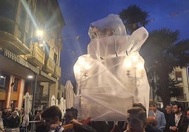 Imagen de la Santa refugiándose en el sportal de la Plaza Mayor.