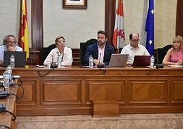 Imagen del alcalde acompañado por varios de los nuevos concejales del equipo de Gobierno en Béjar.