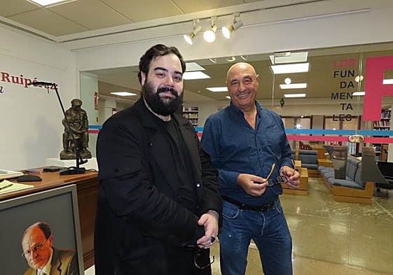 Javier Prado y José Luis Sánchez, director de la biblioteca.