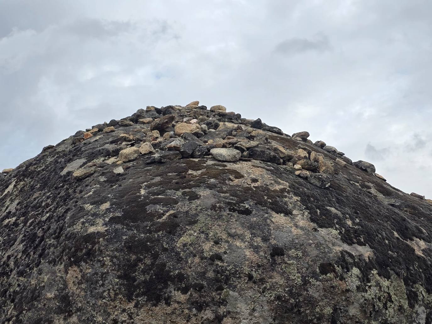 El sendero de las piedras mágicas: donde una agradable ruta de otoño se funde con la leyenda