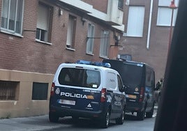 Patrullas de la Policía Nacional durante la redada en Santa Marta.