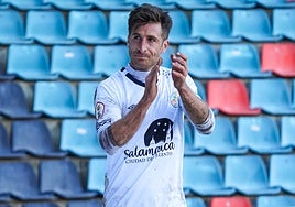 Fer Llorente, vistiendo la elástica del Salamanca UDS, aplaude a los aficionados en el curso 2020/21.