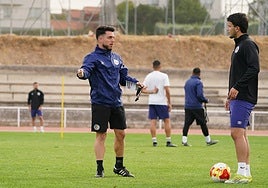 Jorge García charla con Abraham durante la sesión de entrenamiento.