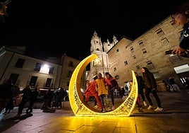 Unas niñas, jugando con una de las figuras que formaron parte del alumbrado navideño de la ciudad el año pasado.