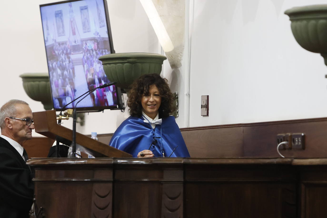 Así ha sido la reivindicativa investidura como honoris causa de Charpentier en el Paraninfo