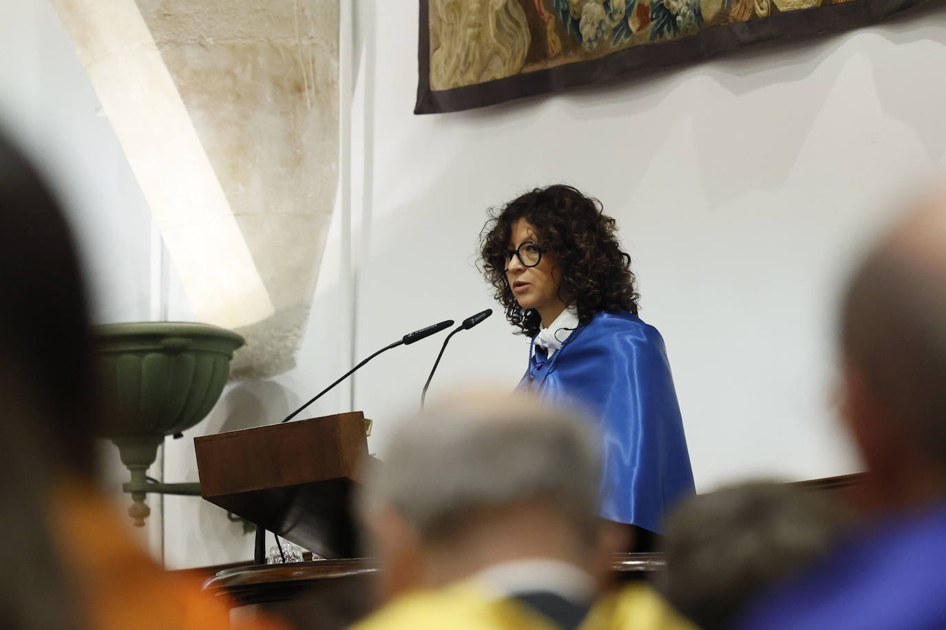Así ha sido la reivindicativa investidura como honoris causa de Charpentier en el Paraninfo