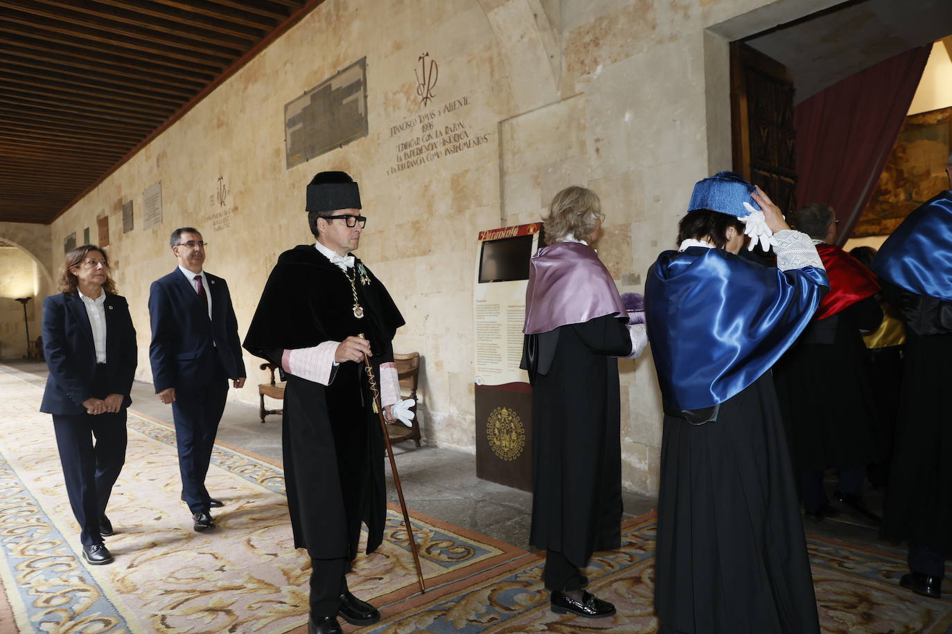 Así ha sido la reivindicativa investidura como honoris causa de Charpentier en el Paraninfo