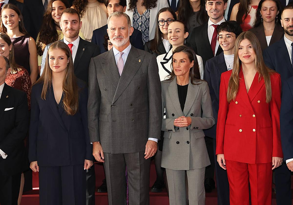La Familia Real recibe en audiencia a los galardonados con los «Premios fin de grado 2024» de la Universidad de Oviedo.