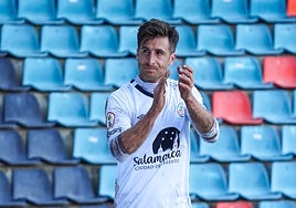 Fer Llorente, vistiendo la elástica del Salamanca UDS, aplaude a los aficionados en el curso 2020/21.
