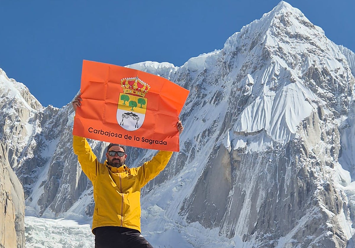 Chema Sánchez luce con orgullo la bandera de Carbajosa la cordillera Karakorum (Pakistán).