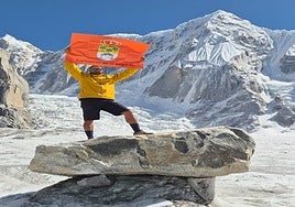 Chema Sánchez luce con orgullo la bandera de Carbajosa la cordillera Karakorum (Pakistán).