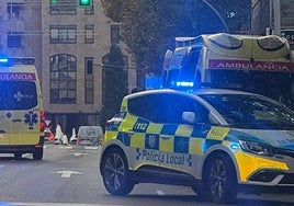 Dos ambulancias y una patrulla de la Policía Local, en la Plaza de Gabriel y Galán.