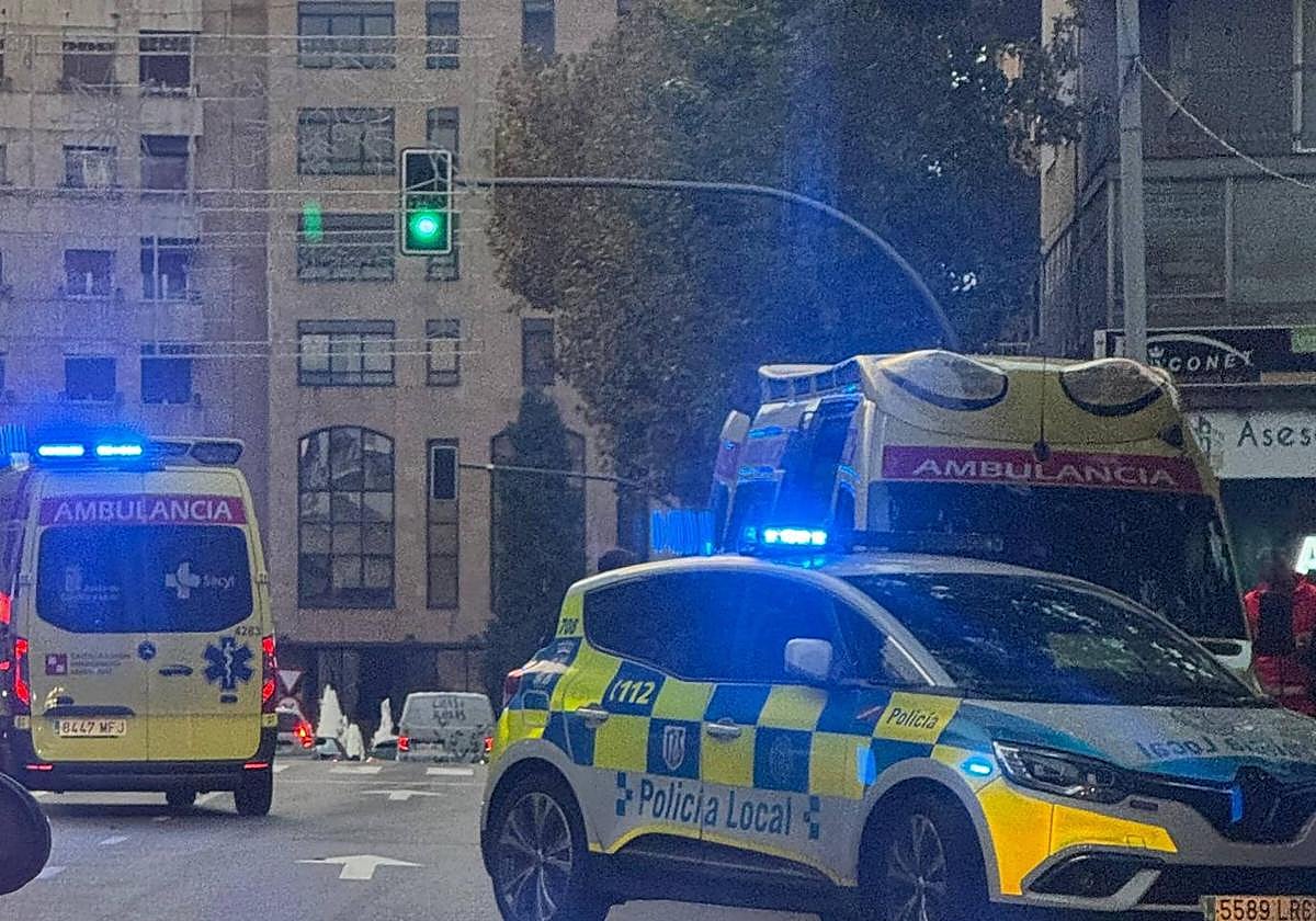 Dos ambulancias y una patrulla de la Policía Local, en la Plaza de Gabriel y Galán.