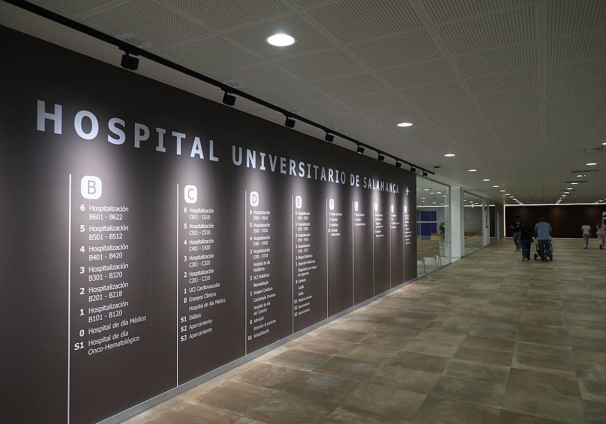 Pasillo principal del Hospital de Salamanca.