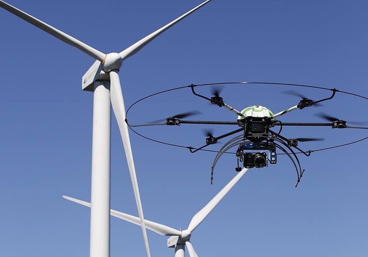 Aracnocóptero inspecciona los aerogeneradores de un parque eólico salmantino de Iberdrola.
