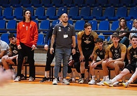 Martín Rechimón y su banquillo siguiendo con atención una jugada de sus compañeros.