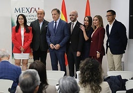 Integrantes de MexSal junto al alcalde, Carlos García Carbayo, la concejala de Festejos, Carmen Seguín. y el cónsul de México, Heenry Cristoper.