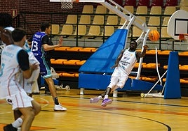 Ababacar Dieye intenta salvar el balón antes de caer al suelo.