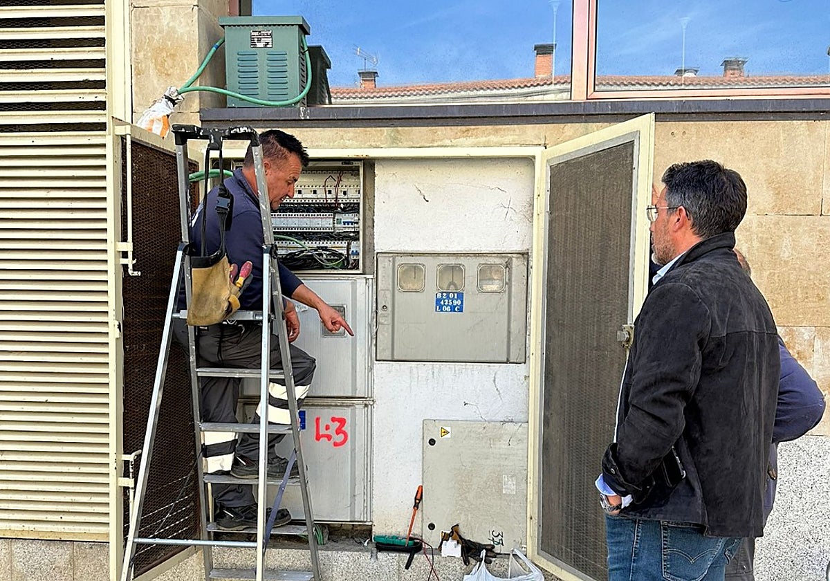 El regidor municipal, Ángel Peralvo, supervisando la actuación.