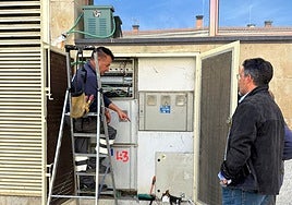 El regidor municipal, Ángel Peralvo, supervisando la actuación.