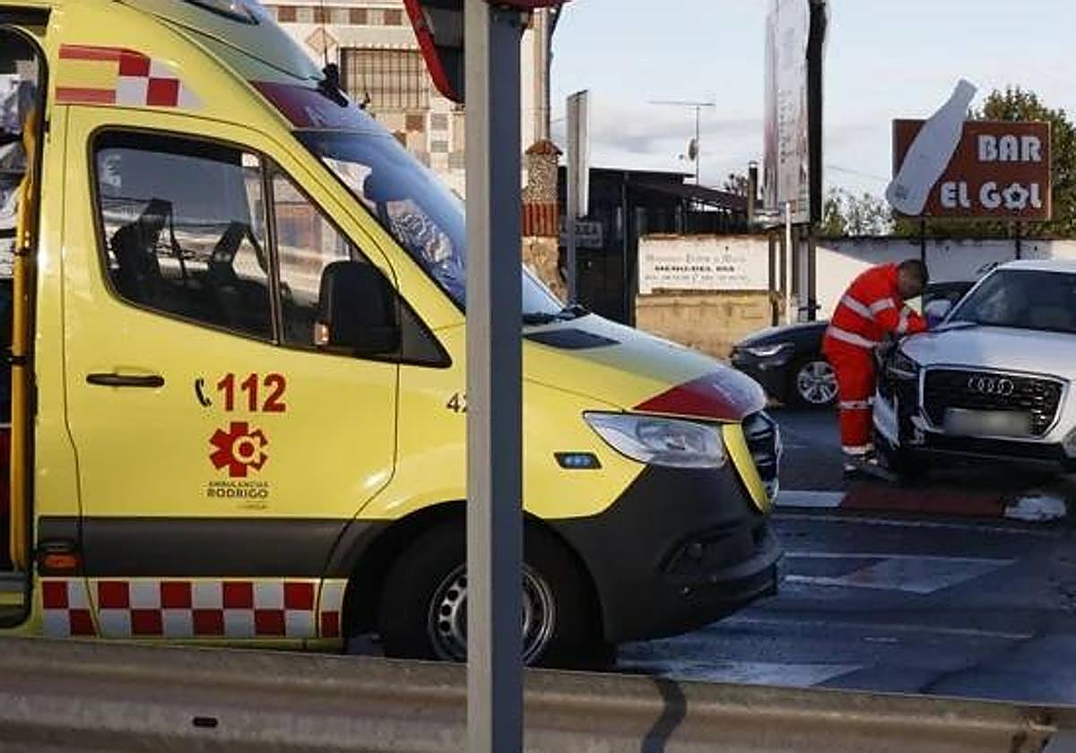 Ambulancia en la rotonda de Villares tras una aparatosa colisión que tuvo lugar el jueves.