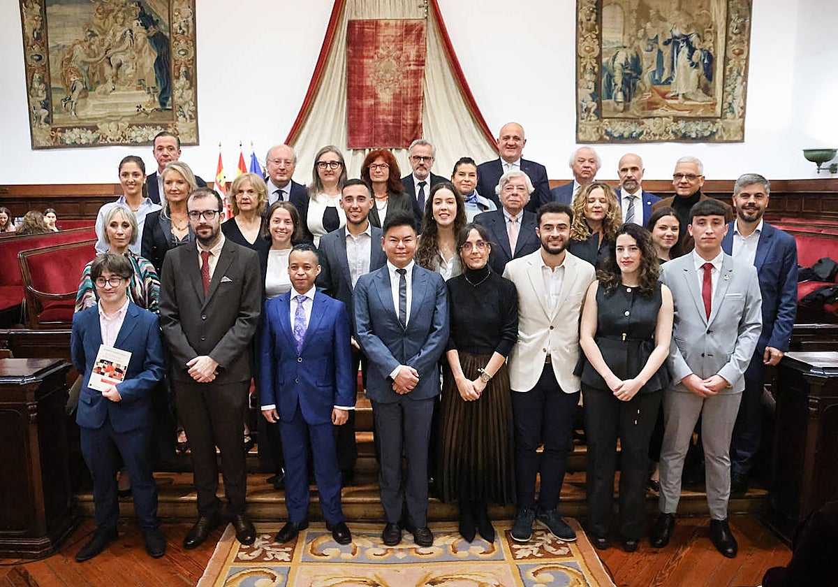 Miembros de la USAL, directivos de Alumni, mecenas, jurado y premiados en el Paraninfo.