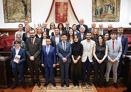 Miembros de la USAL, directivos de Alumni, mecenas, jurado y premiados en el Paraninfo.