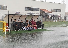 Pequeños refugiados en un banquillo de El Tori rodeados de agua