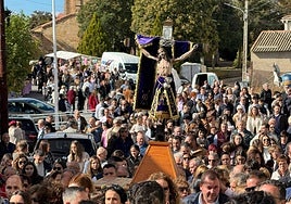 Procesion multitudinaria por las calles de Arabayona de Mógica