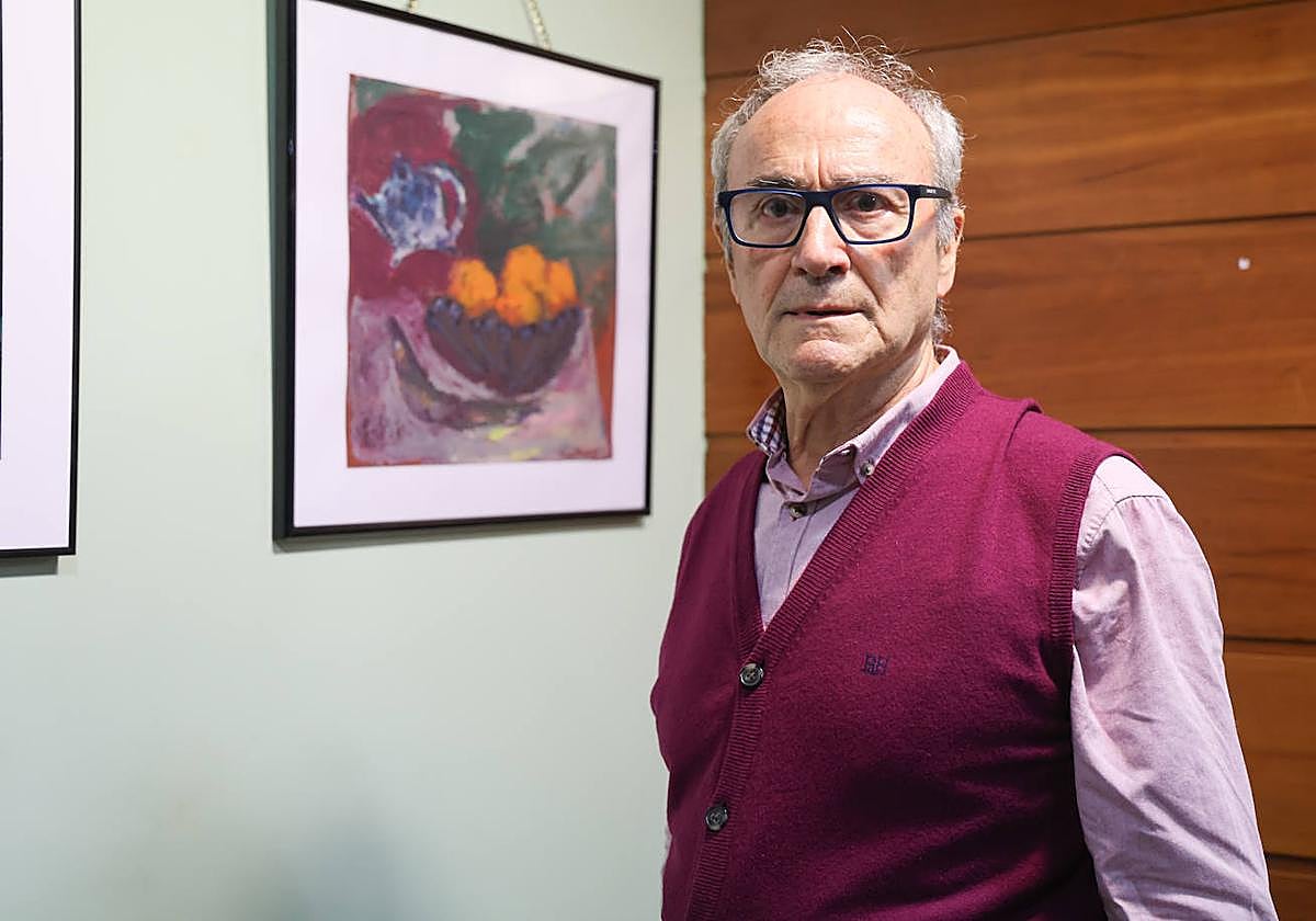 El doctor Román Payo, junto a una de sus obras.