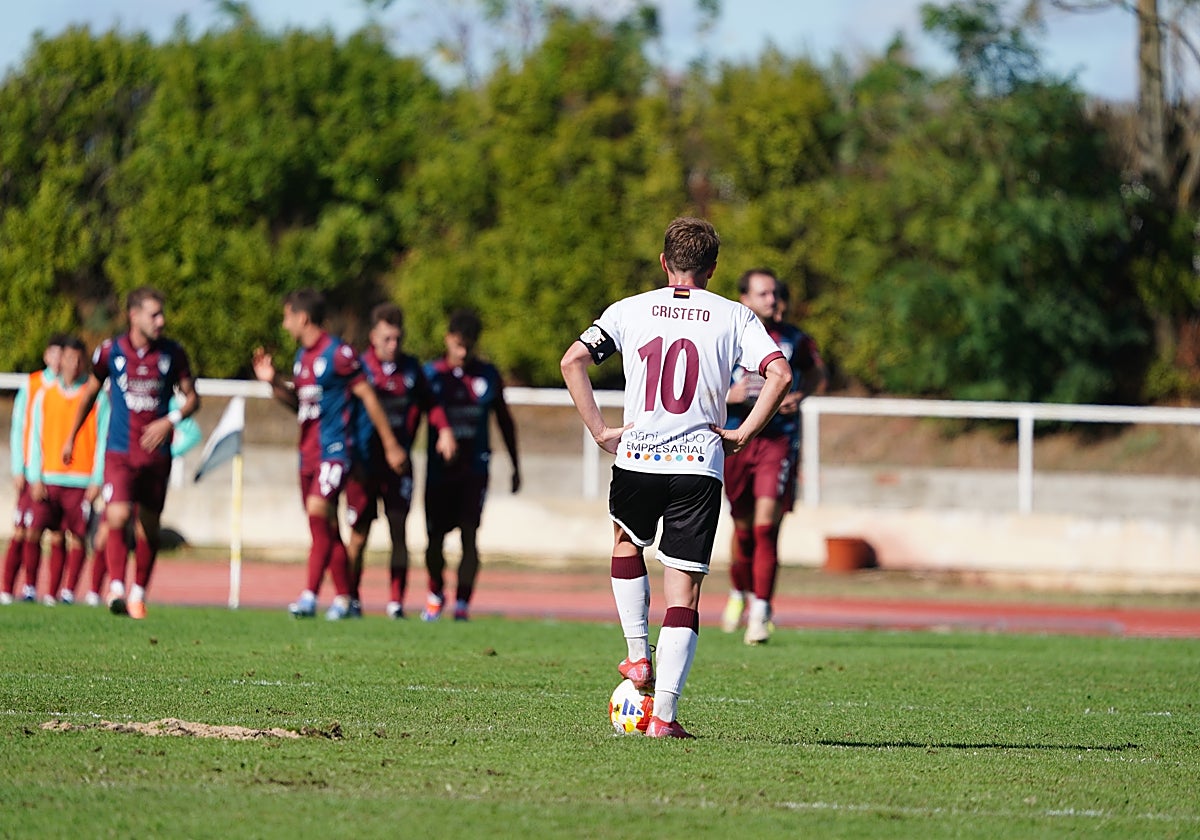 Carlos Cristeto, con el balón bajo su pie izquierdo, esperando a sacar de centro.