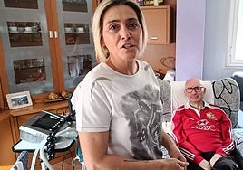 Lourdes Prieto, mujer de Rafael Castaño enfermo de ELA, junto a una de las máquinas que necesita a diario.