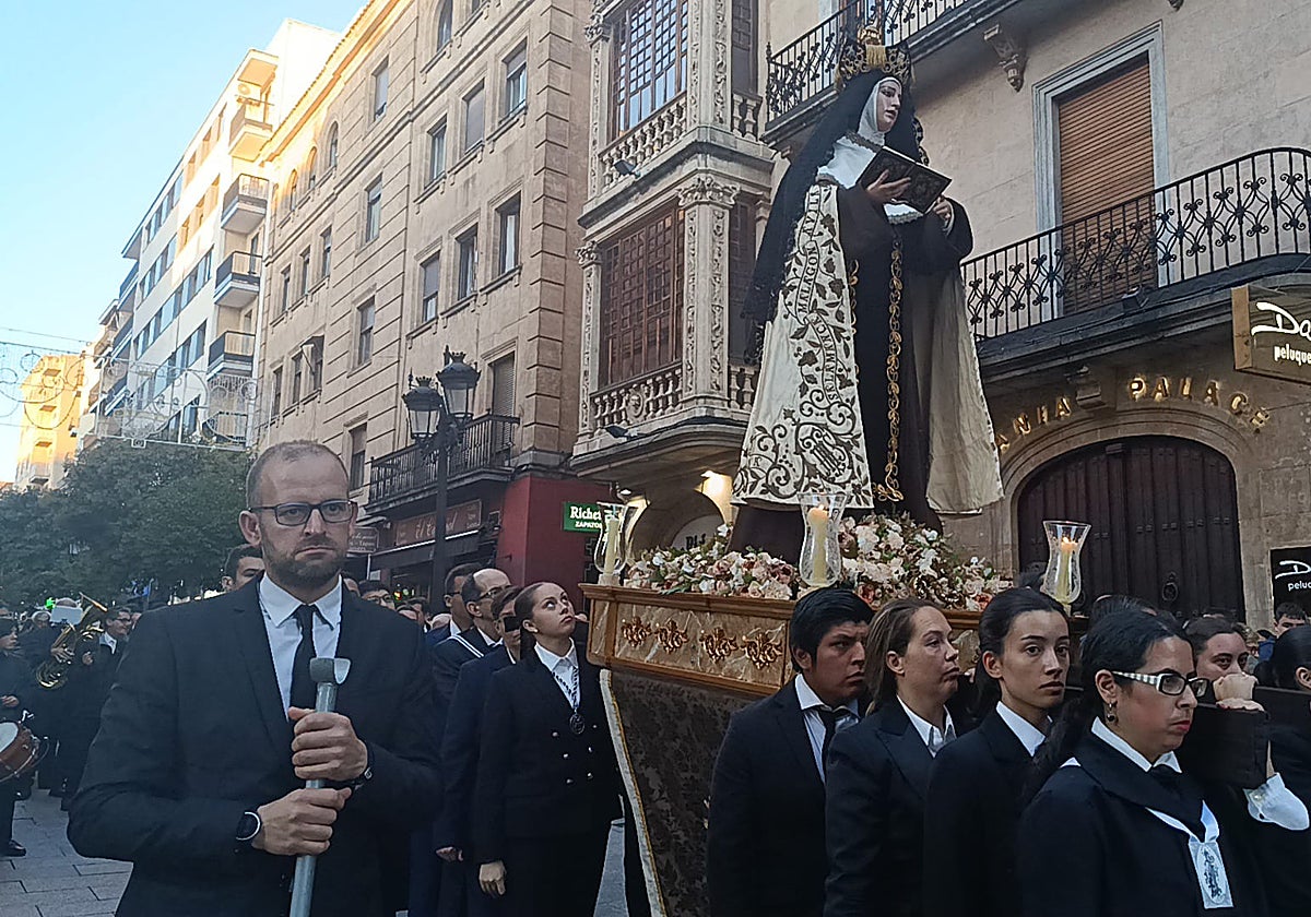 Santa Teresa portada por los devotos en la calle Zamora