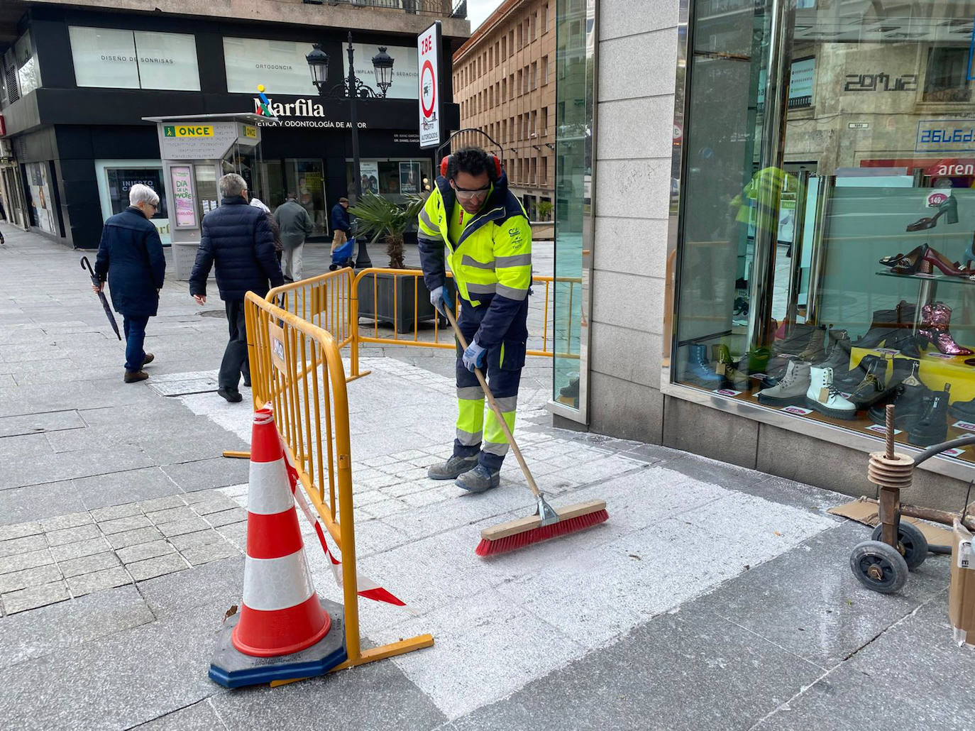 Un operario limpia el suelo tras picarlo para que no resbalara.